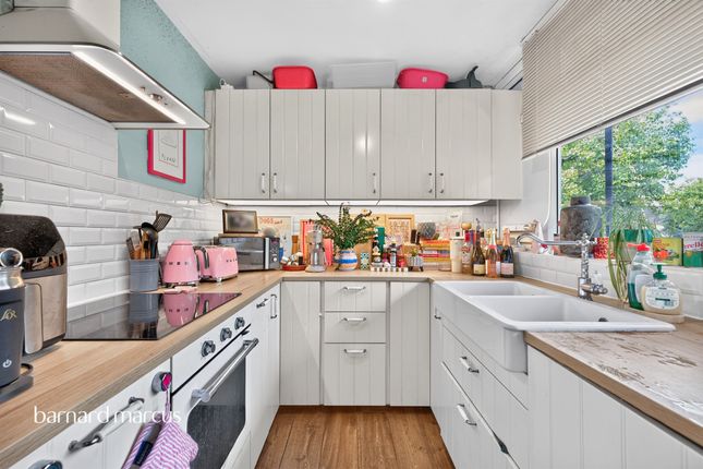 29, Hillcrest, London photo 3