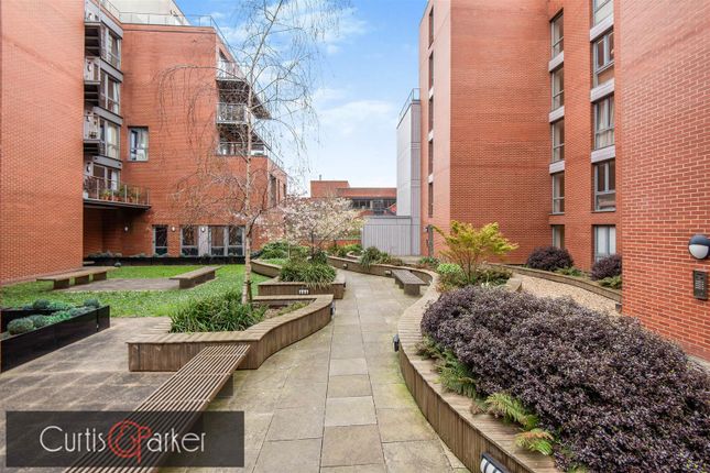 Flat to rent in Lighterage Court, Kew Reach