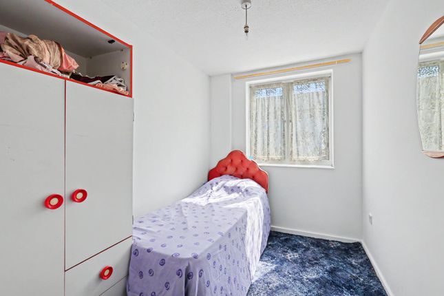 21, Lytchet Way, Enfield photo 3