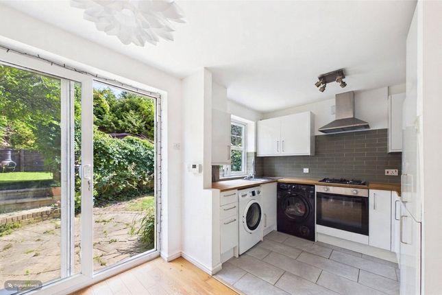 19, Martel Close, Surrey photo 4