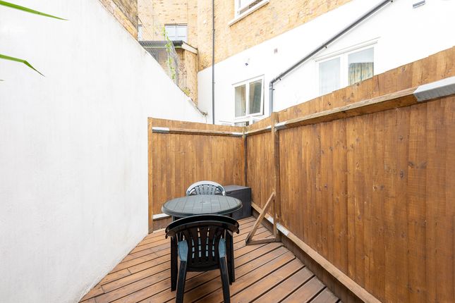 Flat to rent in Duke Of Clarence Court Manor Place, London
