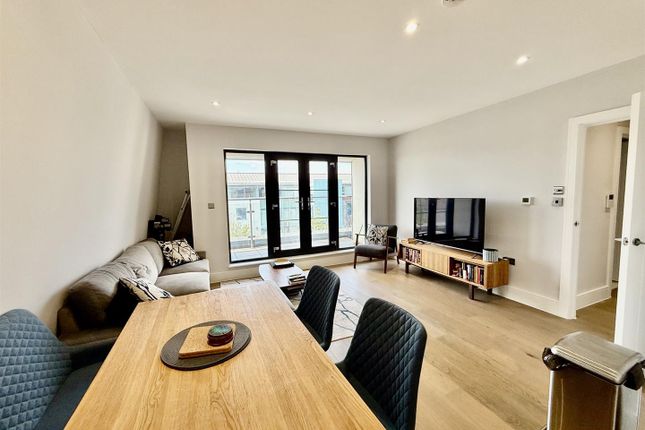 Flat 8, Woodridge House, Jubilee Gardens, Southall photo 3