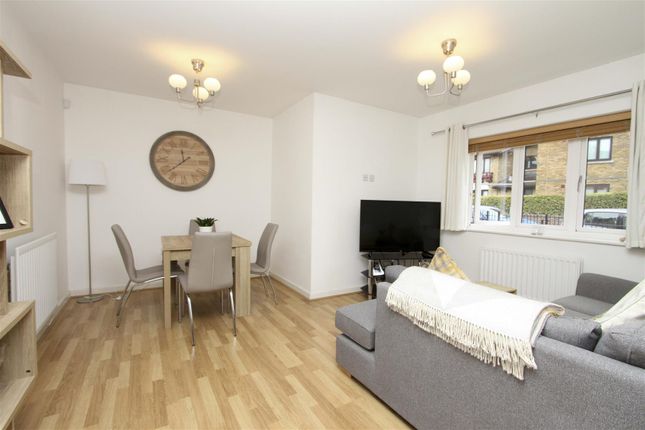 Flat to rent in Horseshoe Drive, Hillingdon