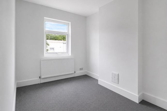 99 Crescent Road, London photo 4
