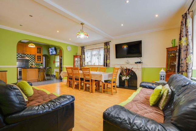 85 Stoughton Drive North, Leicester photo 2
