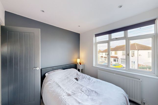 Room 4, 4 Prince Albert Square, Redhill photo 3