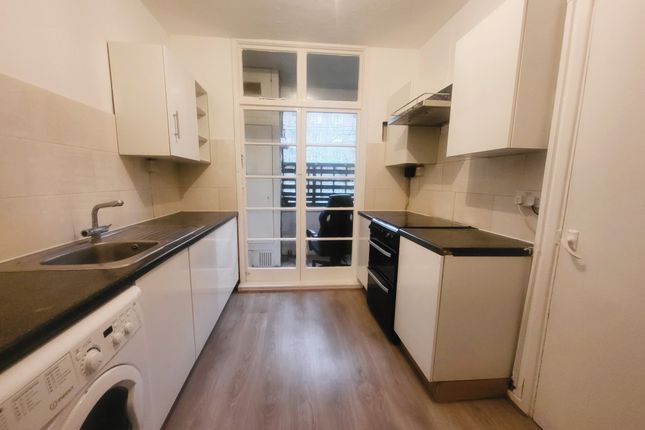 Flat to rent in Iron Mill Road, Wandsworth