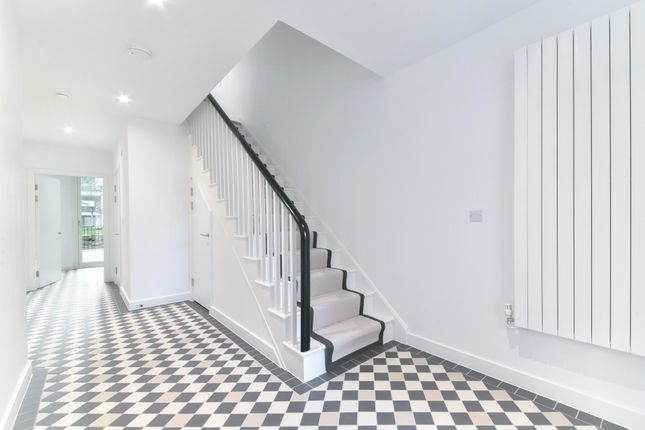37 Royal Crest Avenue, No Street Name Specified, London photo 4