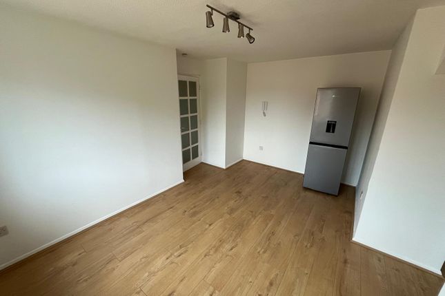 222, Streamside Close, London photo 2