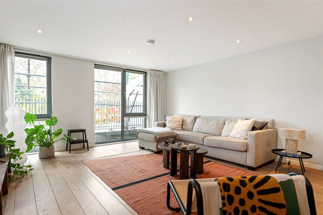 Flat for sale in Blackthorn Avenue, London