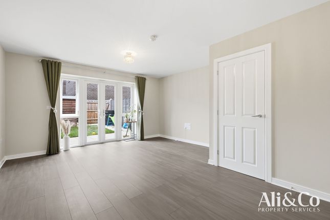 14 Dovestone Close, Grays photo 4