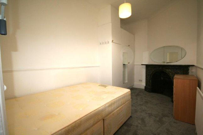 Flat to rent in Clanricarde Gardens, London