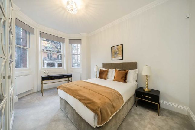 Flat to rent in Ashley Gardens, Ambrosden Avenue, London