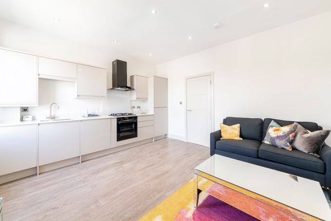 Flat 4, 811-813, Harrow Road, Kensal Green photo 2
