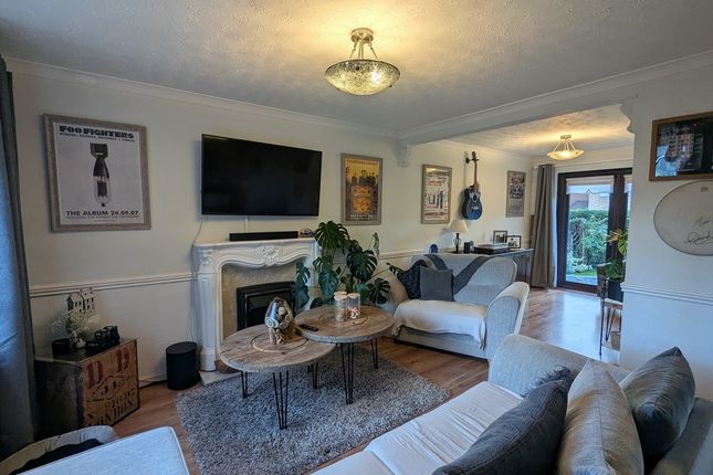13, Tremains Court, Bridgend photo 2