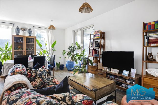 Flat for sale in Avenue Road, Southgate, London