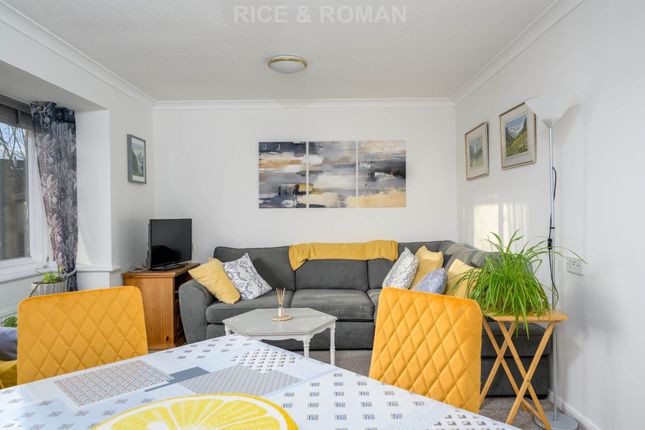 30 Talbot Lodge, West End Lane, Esher photo 4