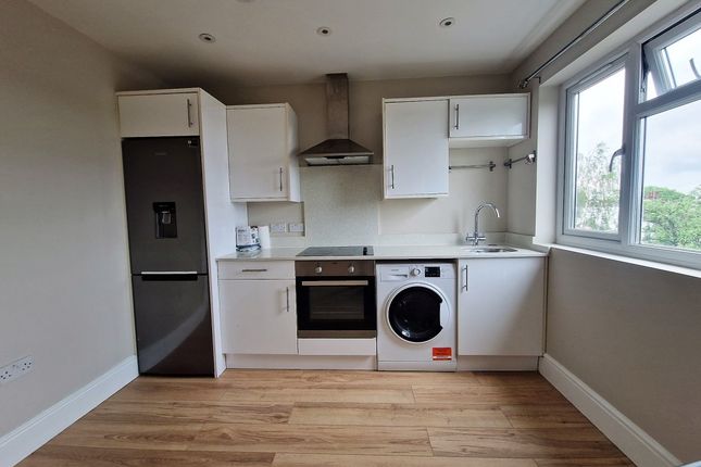 Flat to rent in Brownlow Road, London