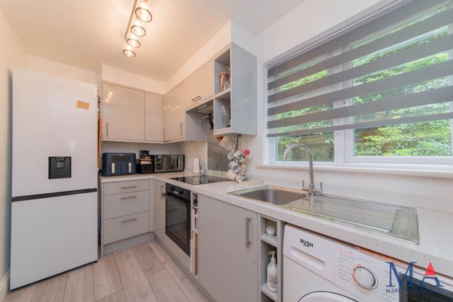 3, Yew Tree Court, Borehamwood photo 4