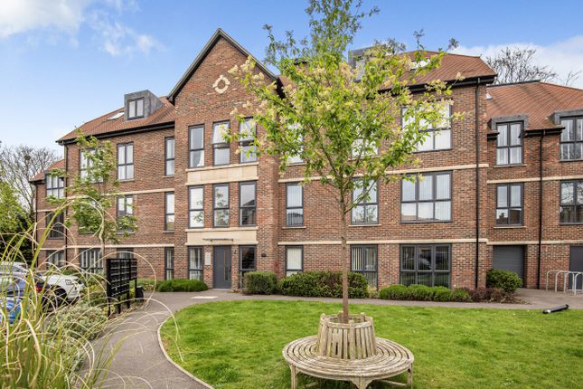 Flat for sale in York House, Dunstable, Bedfordshire