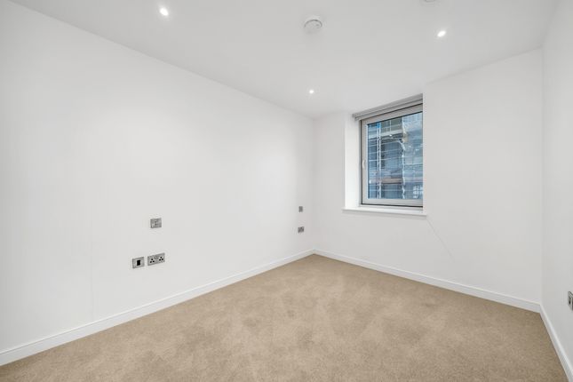 Flat to rent in Buckhold Road, London