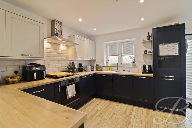 9, Harewood Close, Chesterfield photo 2