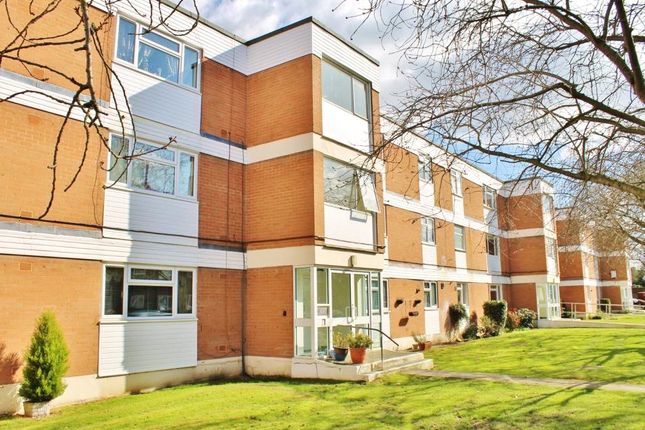Flat to rent in Laleham Road, Staines-Upon-Thames, Surrey