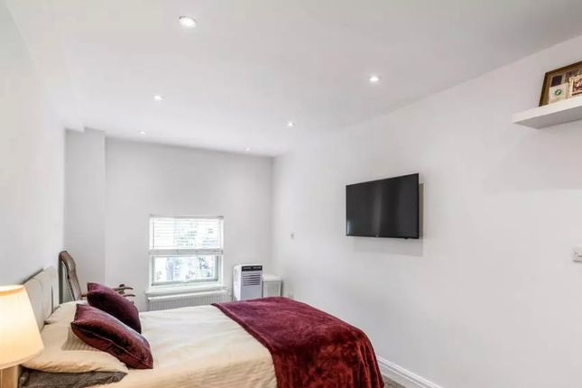 Flat for sale in Parliament Square, Hertford