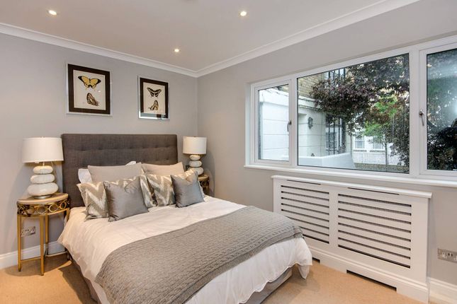 Mews house for sale in Hugh Street, Westminster, London