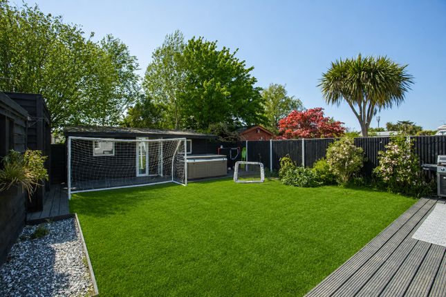 15, Willow Tree Close, Kent photo 4