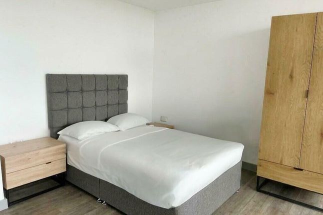 Room to rent in Oldham Road, Manchester