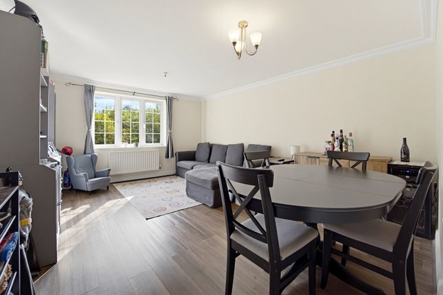 Meadow View, Chertsey photo 2