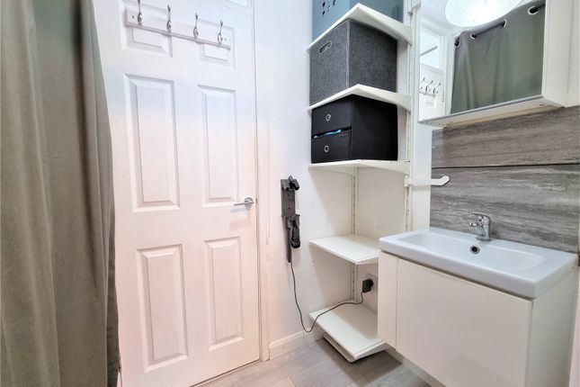16, Badgers Close, Greater London photo 5