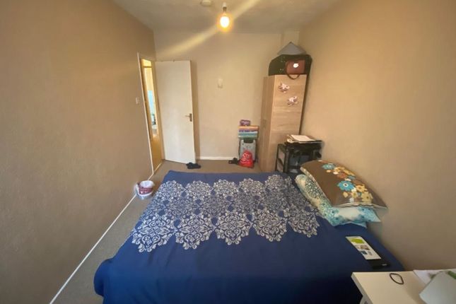 Flat 17, Kingfisher House, London photo 4