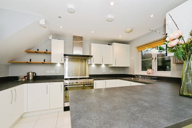 Jupiter Close, Swindon photo 2