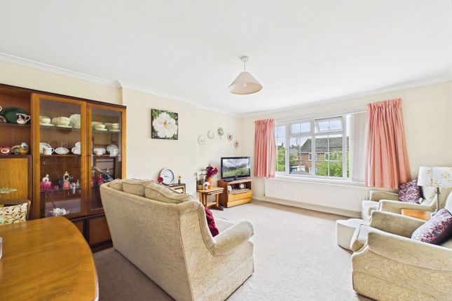 10, King Georges Close, Hitchin photo 2