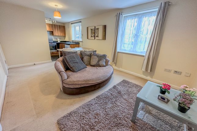 18 Woodside Court, Leeds photo 2