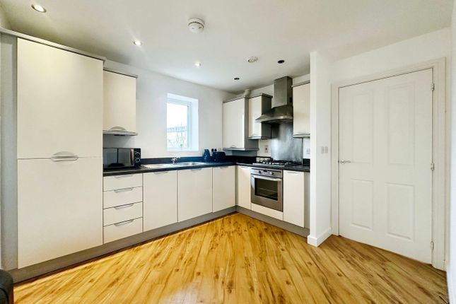 14, Thornhill Court, Langley photo 3
