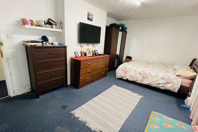 Flat for sale in Ilford Lane, Ilford