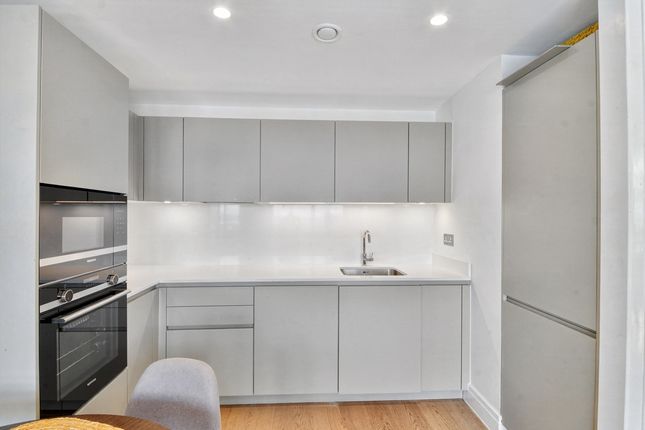Apartment 701, Empire House, 414, Chiswick High Road, London photo 4
