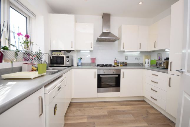 24, Juniper Close, Farnham photo 2
