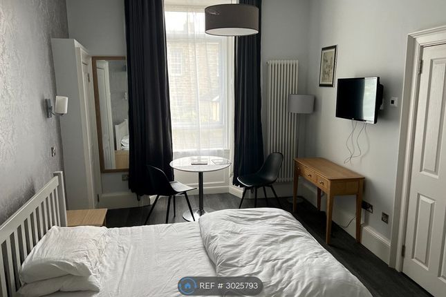 Studio flat on Oxford Street, Edinburgh, £1,250/mo