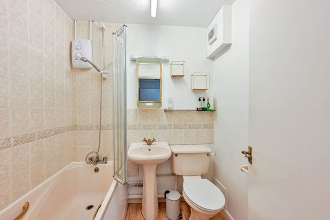 Springside Court, Josephs Road, Guildford photo 4