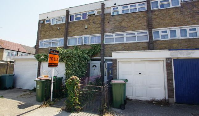 Thumbnail Town house to rent in St Quntin Road, Plaistow