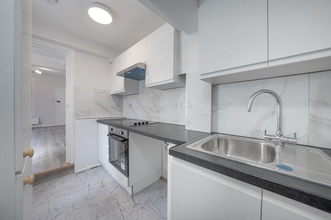 208, Moselle Avenue, London photo 4