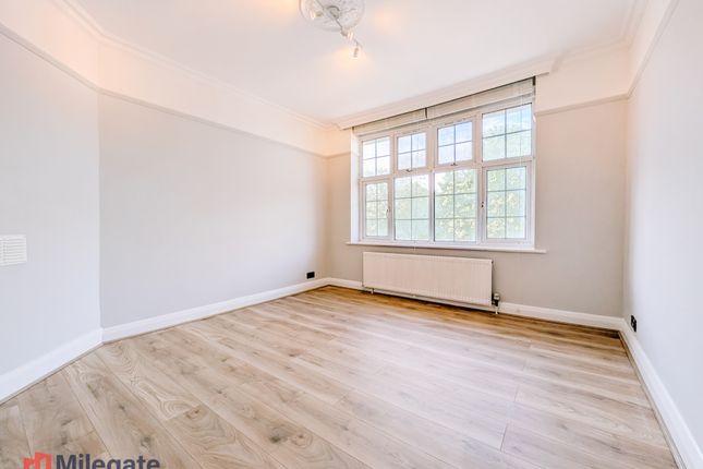 11, Wynash Gardens, Greater London photo 3