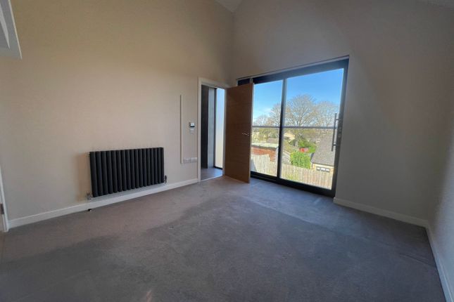 Town house to rent in Hopton Lane, Mirfield, Wakefield