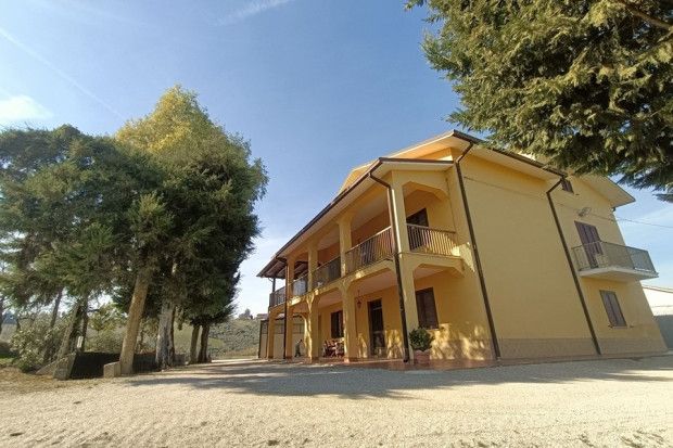Farmhouse for sale in Chieti, Sant\'eusanio Del Sangro, Abruzzo, CH66037