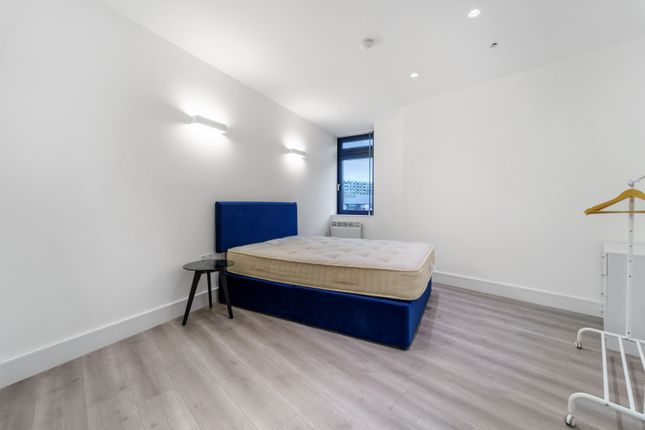 Flat to rent in TW8