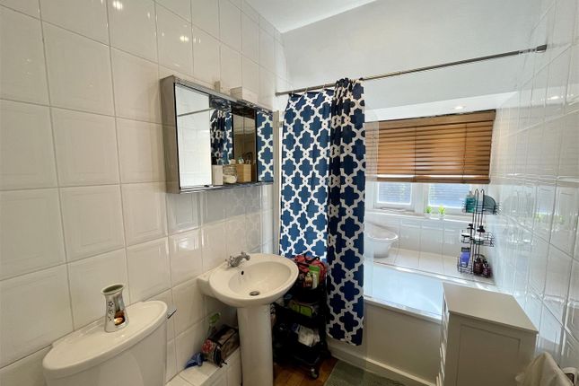 Flat to rent in Branch Hill, London